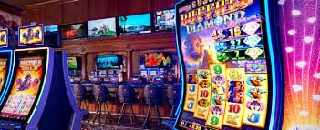 Pengguna membaca panduan Bingo Calaca di ponsel
